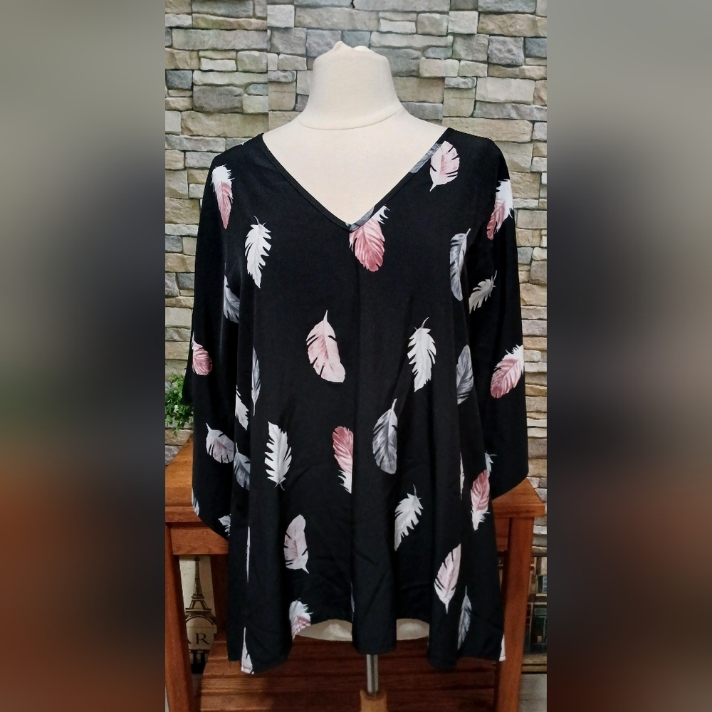 Emery Rose 2X Black Feather‎ Kimono Top